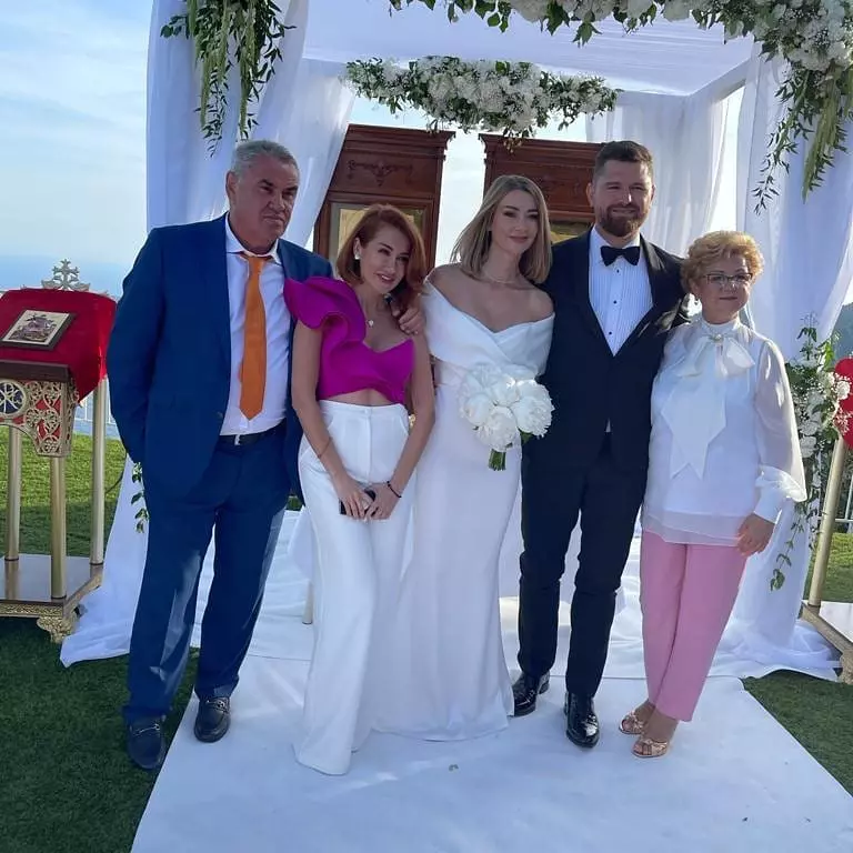 Denisa Tănase, solista de la Bambi, s-a căsătorit în secret.