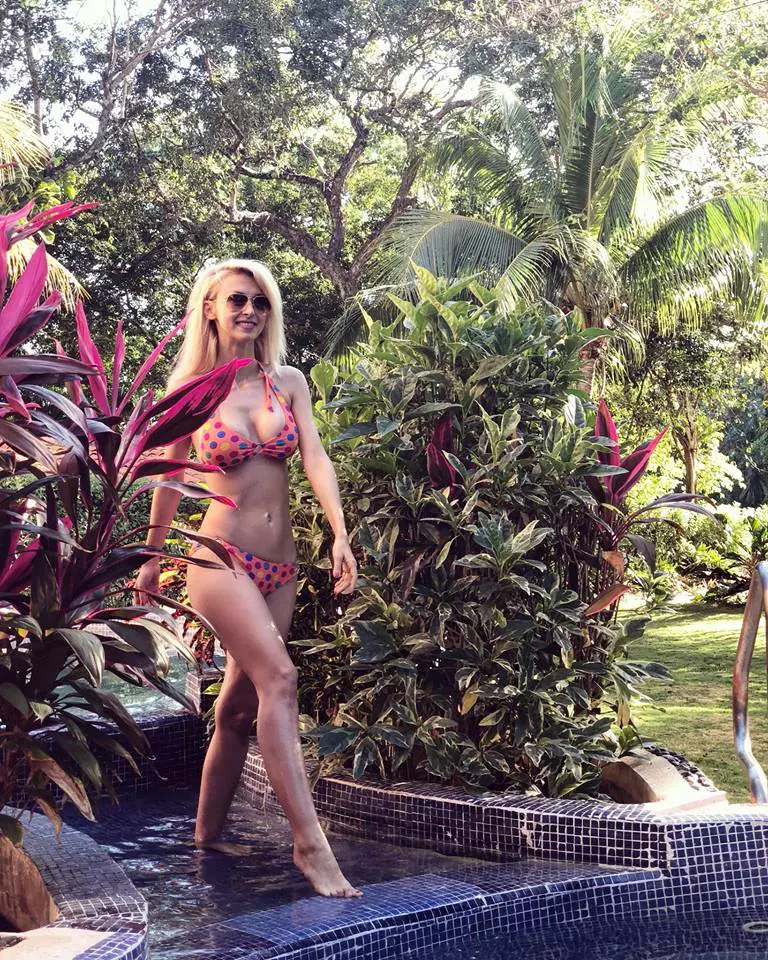 Andreea Bălan se relaxează sub soarele Mexicului (2)