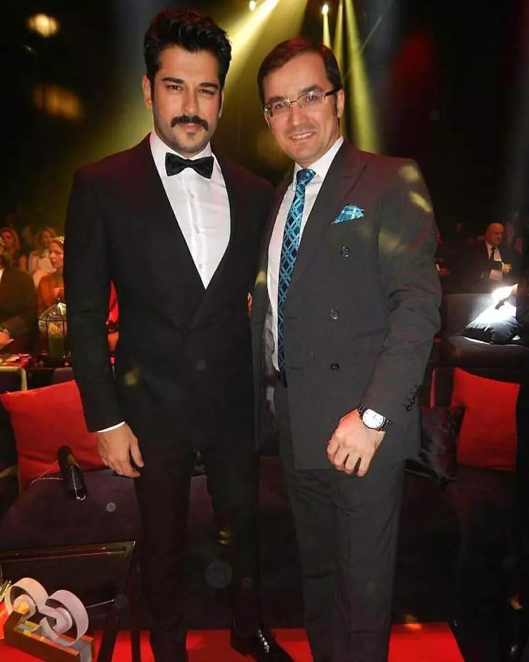 Burak Özçivit, “Bărbatul anului” în Turcia. Cum a aratat actorul la gala unde a fost premiat (3)