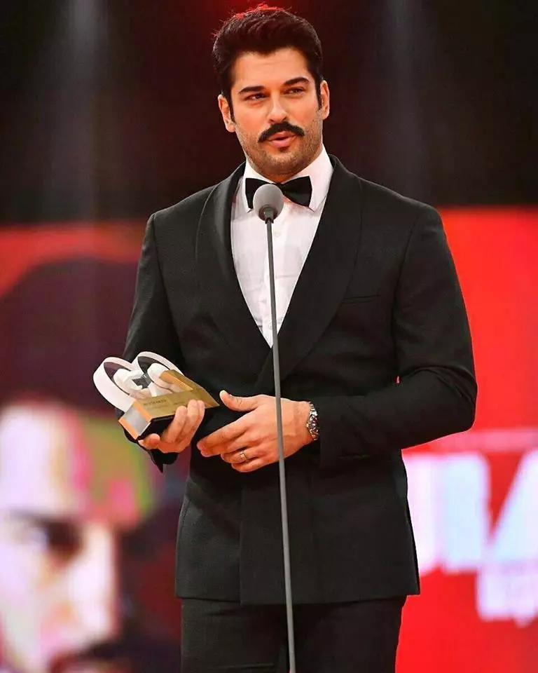 Burak Özçivit, “Bărbatul anului” în Turcia. Cum a aratat actorul la gala unde a fost premiat (5)