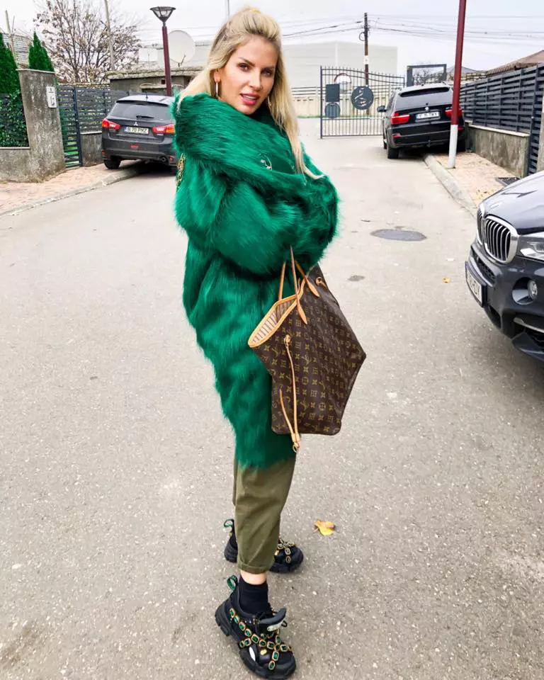 Andreea Bănică cu fiul ei la doctor (2)
