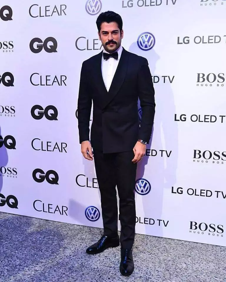 Burak Özçivit, “Bărbatul anului” în Turcia. Cum a aratat actorul la gala unde a fost premiat (1)