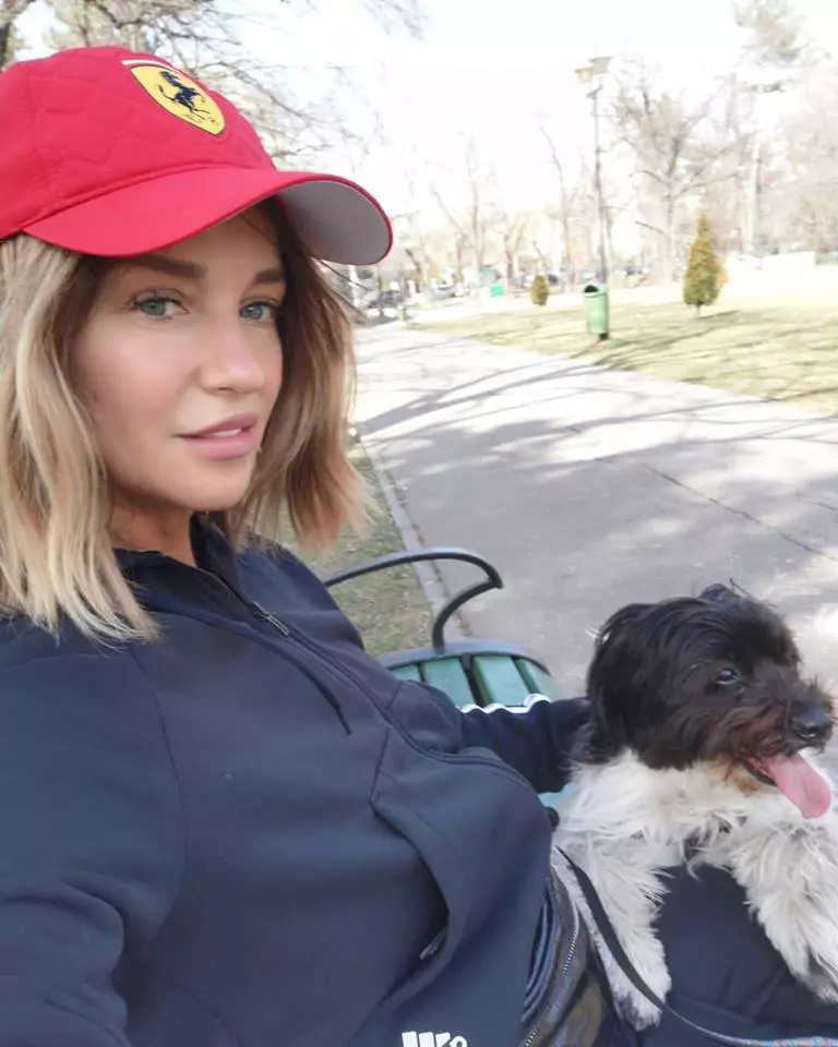 Tania Budi are 51 de ani