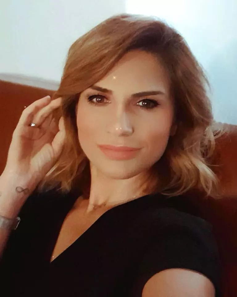 Ellie White s-a vindecat covid 8