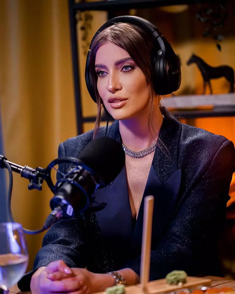 iulia-albu-pleaca-de-la-protv-4