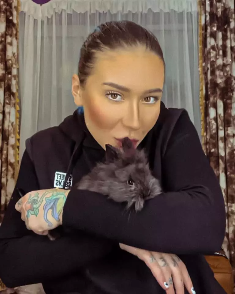 cine-este-emy-alupei-de-la-splash-vedete-la-apa