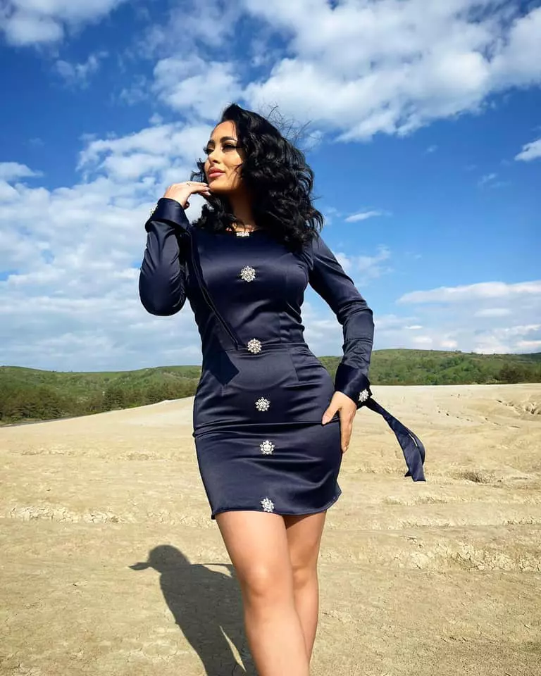 O noua mamica in showbiz