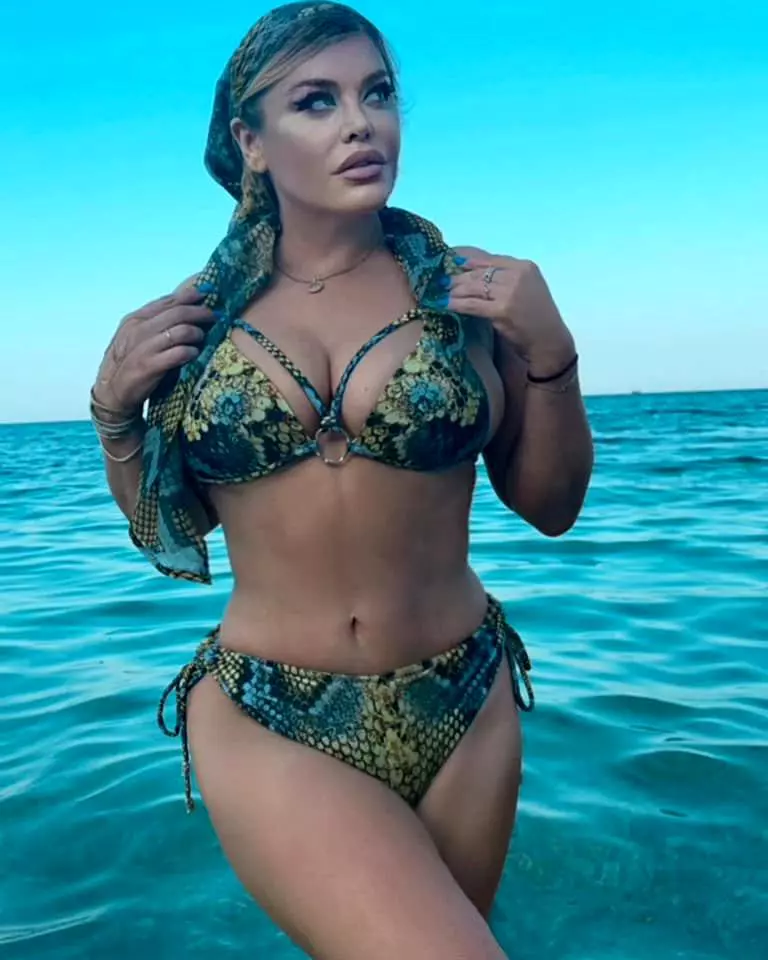 loredana-groza-in-costum-de-baie-3-1