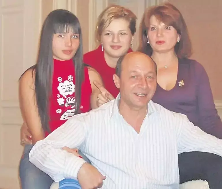 traian-basescu-si-familia