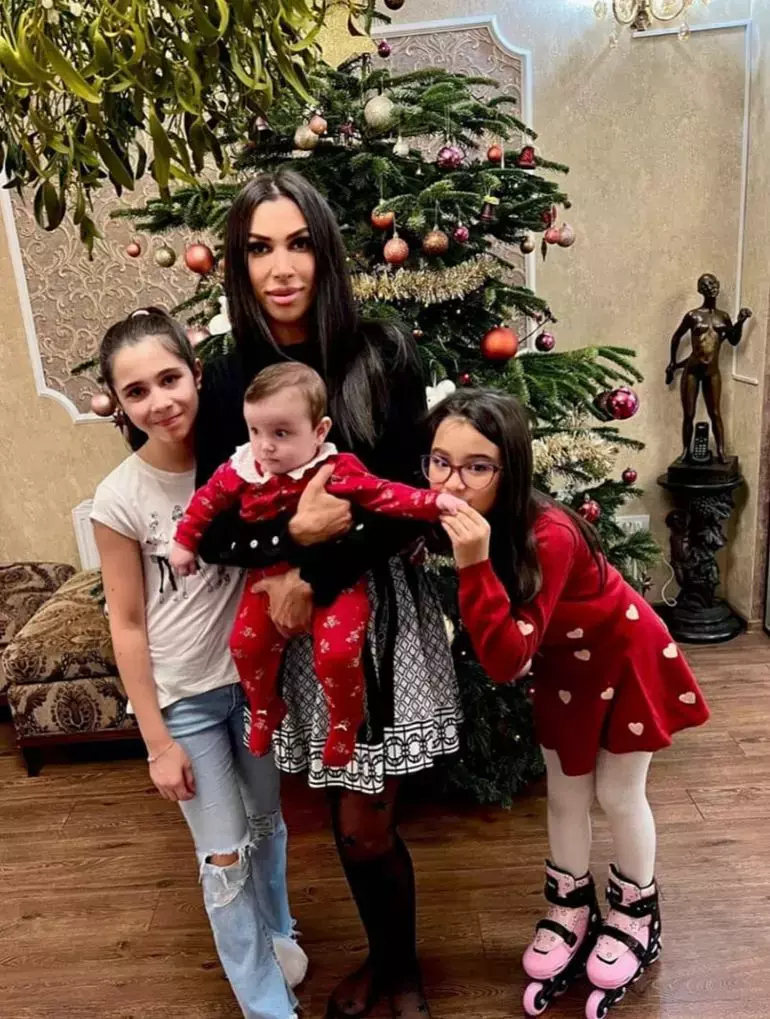 raluca pastrama so fiicele sale