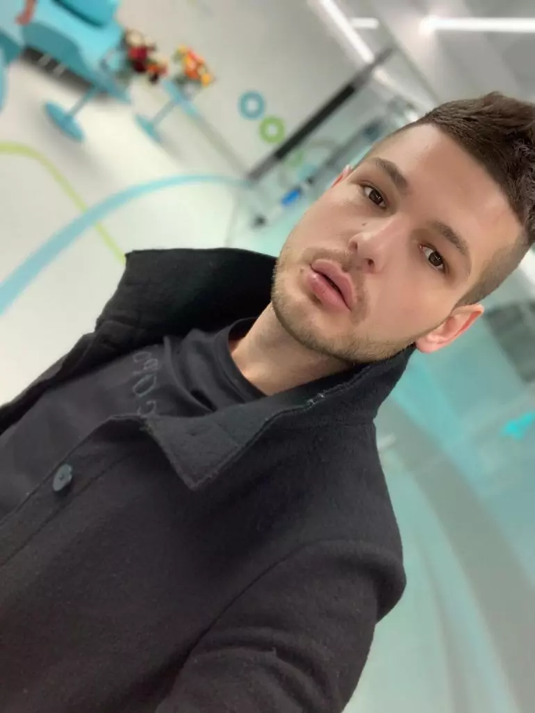 Răzvan Botezatu şi-a mărit buzele