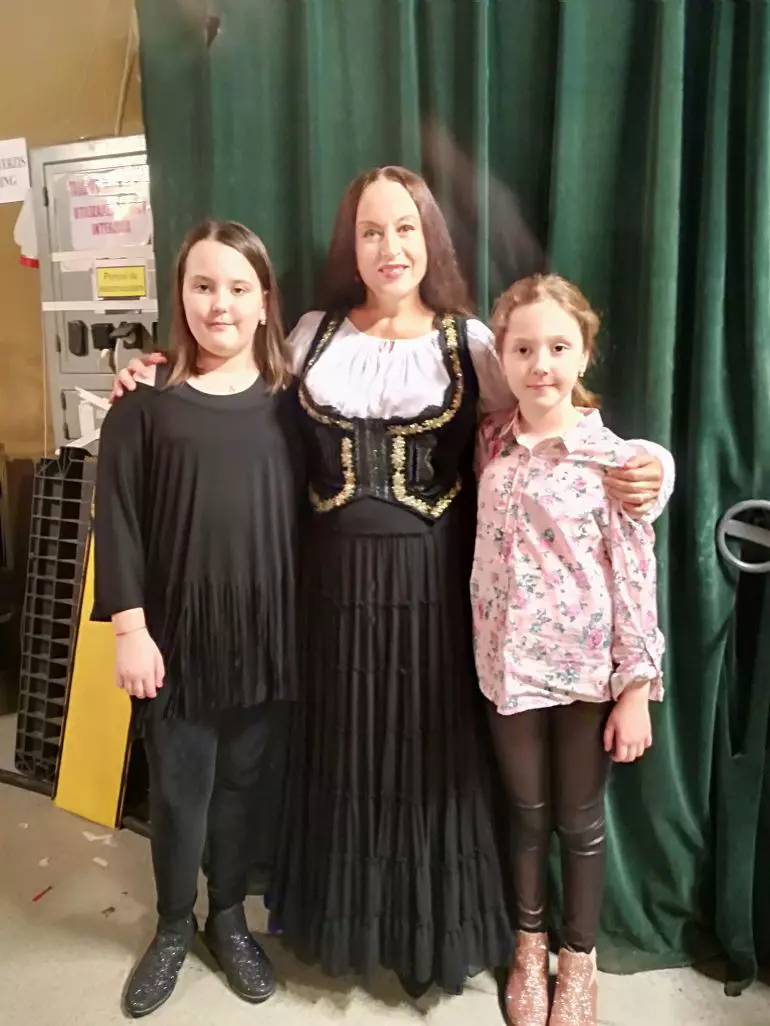 maria-dragomiroiu-alaturi-de-nepoatele-ei-la-sala-palatului