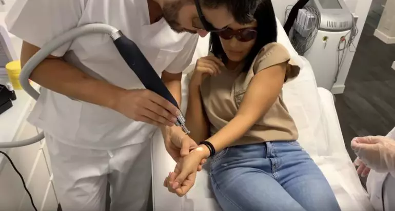 Andreea Mantea și-a scos tatuajul care îi amintește de Cristi Mitrea.