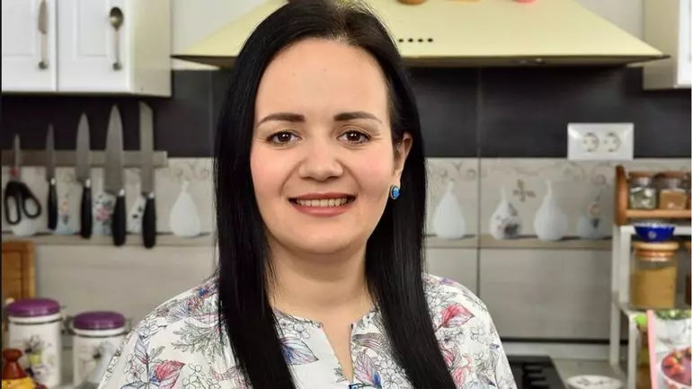 cati-bani-ajunge-sa-faca-jamila-cuisine-pe-luna-din-vizualizarile-pe-youtube