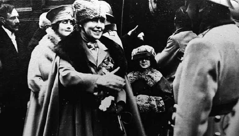 regina_maria_1_decembrie_1918-1
