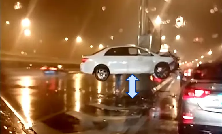 Un șofer băut a rămas cu mașina suspendată pe un parapet