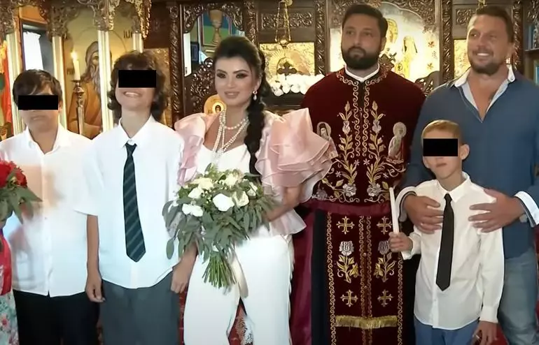 adriana-bahmuteanu-logodna4