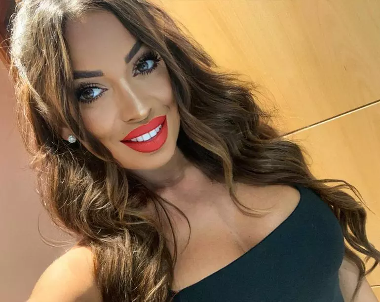 cine-este-larisa-florea-1