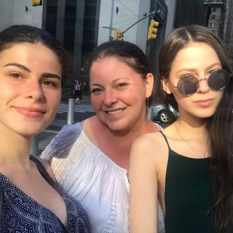 rita-muresan-imagine-de-colectie-cu-cele-doua-fiice-ale-sale-cat-de-mari-si-frumoase-au-crescut-gloria-si-rebeca-1