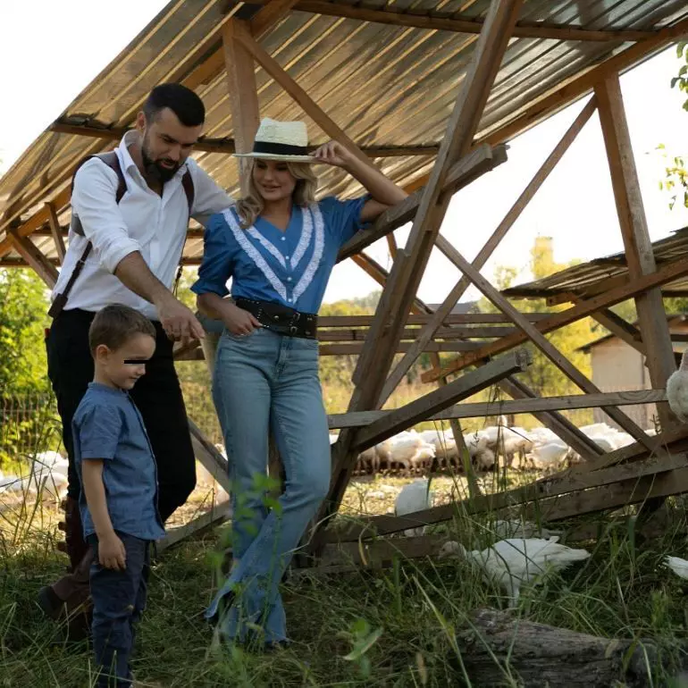 vlad mirita cu familia la ferma