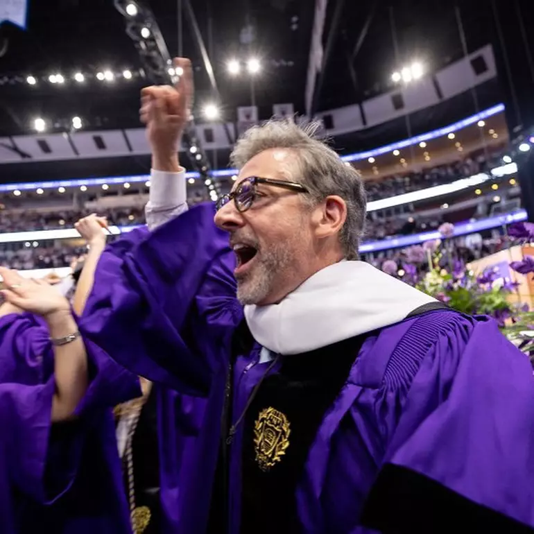 Dansul lui Steve Carell de la ceremonia de absolvire a Universității Northwestern  (4)