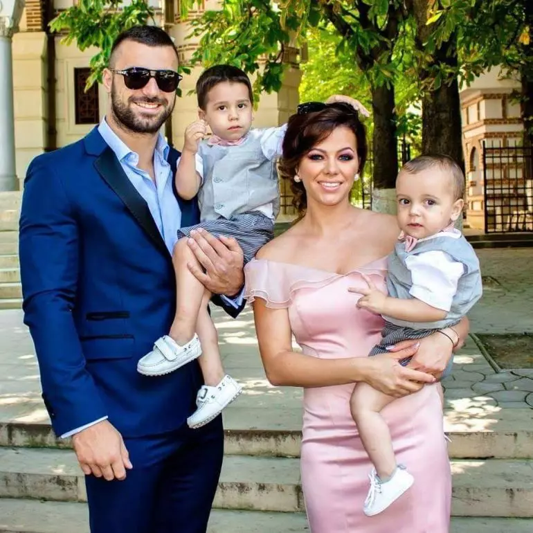andrei-stoica-sotia-si-copiii