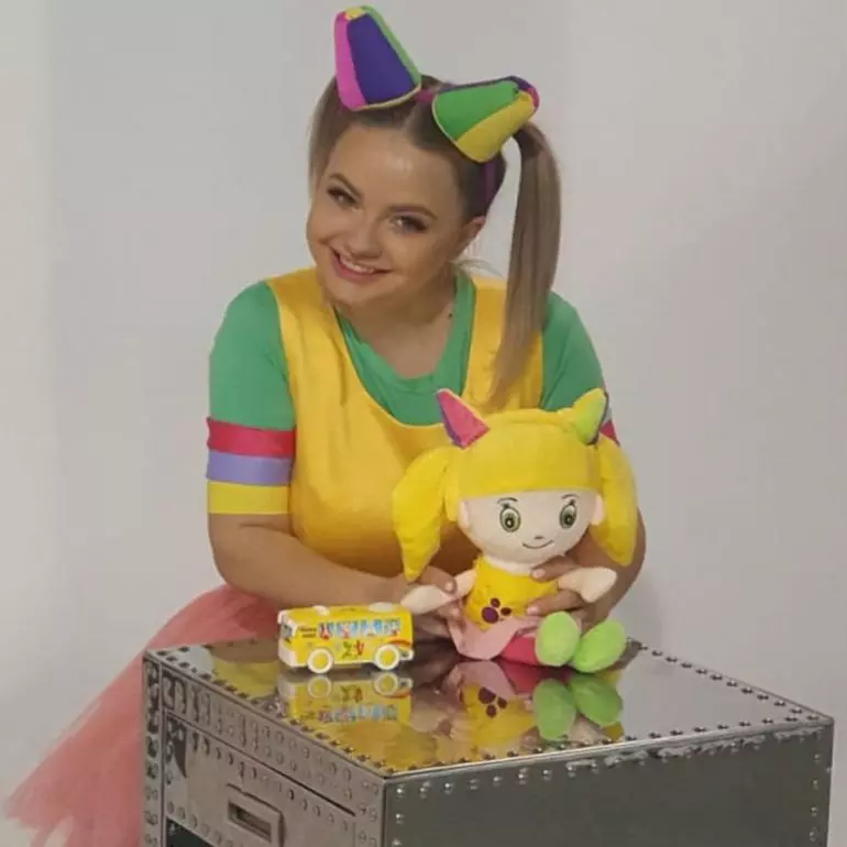 fetita-zurli-gasca-zurli-papusica