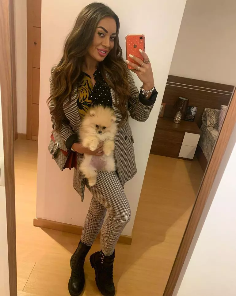 cine-este-larisa-florea-3