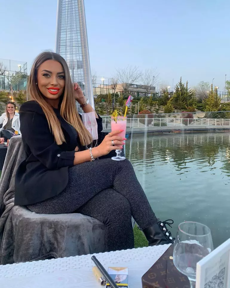 cine-este-larisa-florea-6