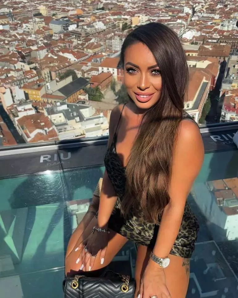 cine-este-larisa-florea-5