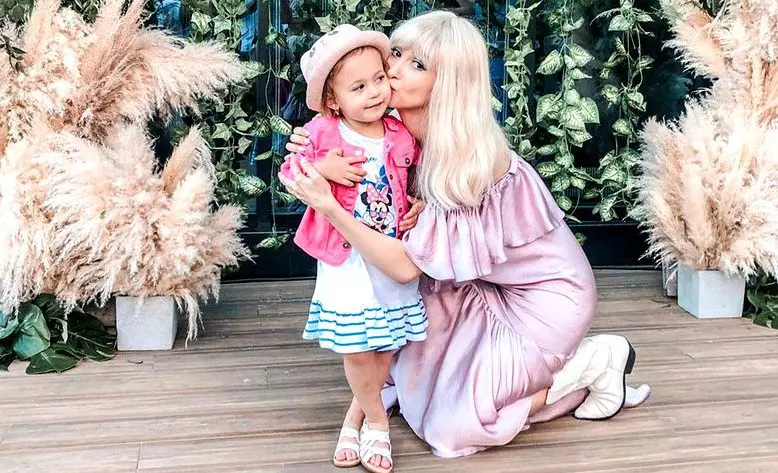 Andreea Bălan a venit cu fetița la Unica Urban Party. Ella a cucerit inimile tuturor