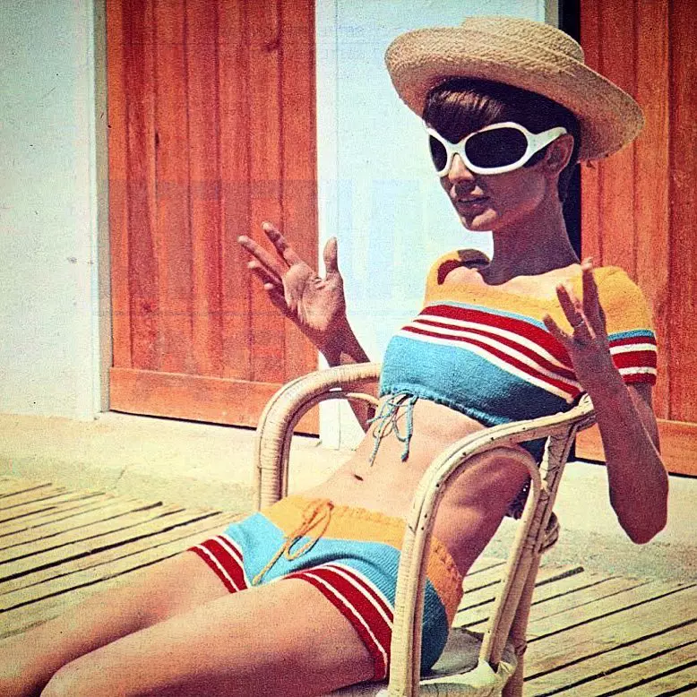 Costumul de baie colorat