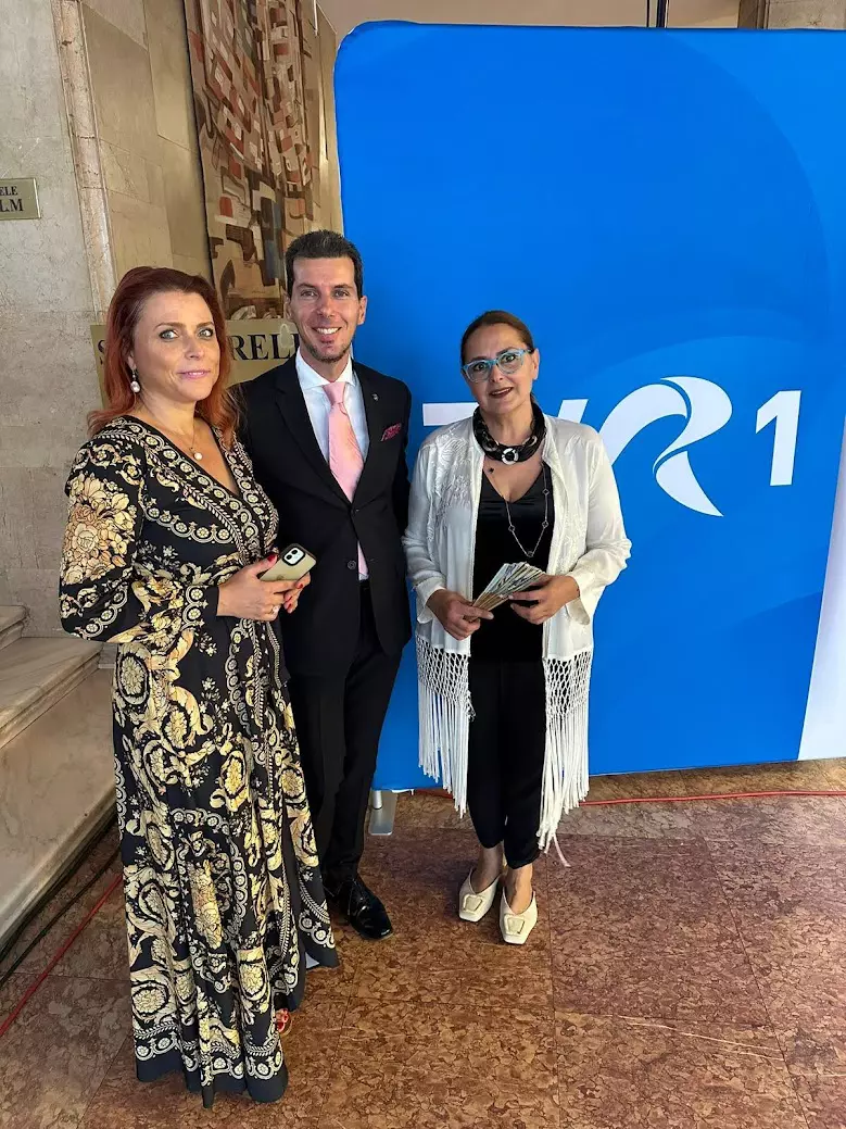 Marius alaturi de producatoarele TVR Valentina Baintan si Bianca Sarateanu