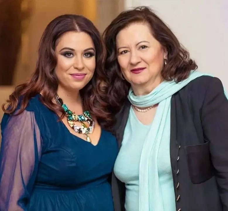 Mioara Roman și fata cea mică, Oana Roman