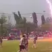 Un fotbalist a murit după ce a fost lovit de fulger pe teren, în timpul unui meci. Mai multe persoane au fost rănite