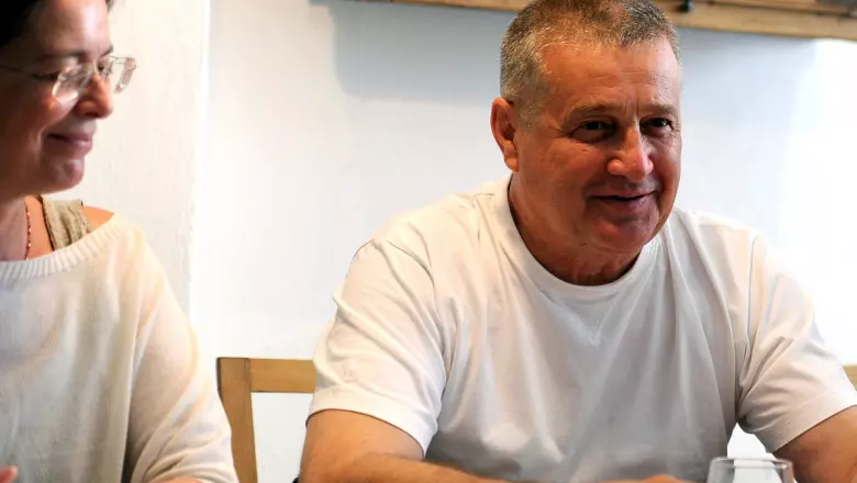 Mircea Dinescu pleaca din tara