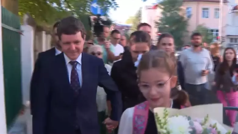 nicusor dan mirabela prima zi de scoala aheea