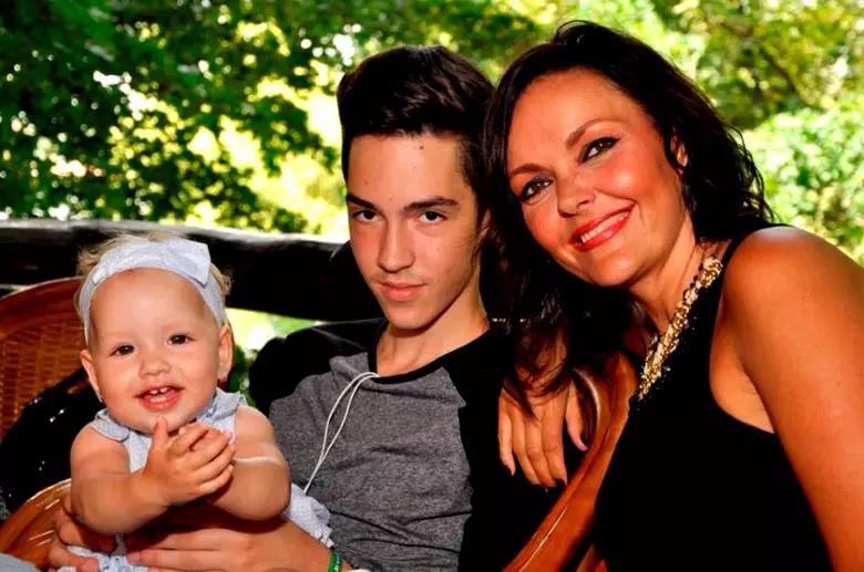 Manuela, alături de copiii ei, acum câțiva ani.