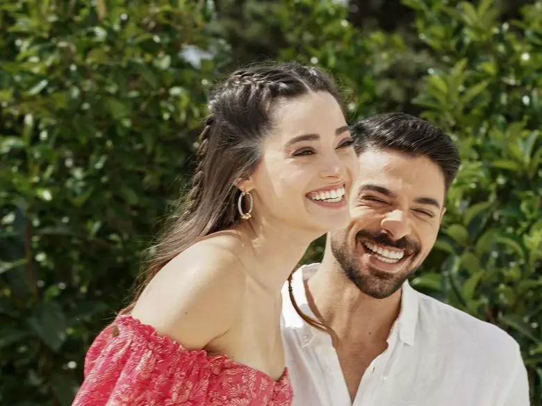 halit-ozgur-sari-si-simay-barlas-personaje-yaman-si-ruya-inima-rebela-kanal-d--crop-1728569282