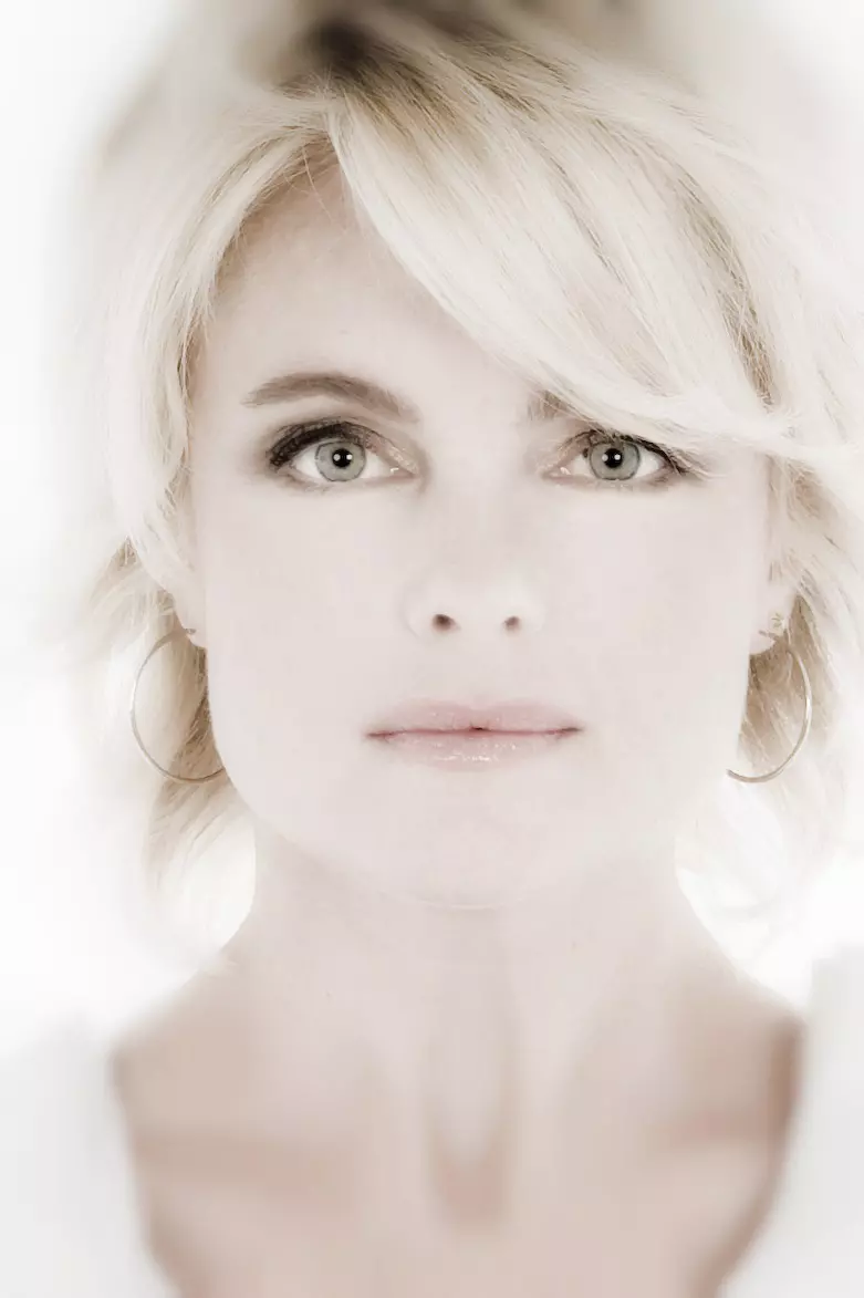 erika_eleniak4.jpg