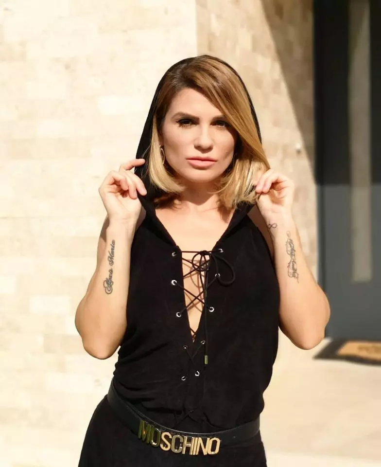 Ellie White s-a vindecat covid 6