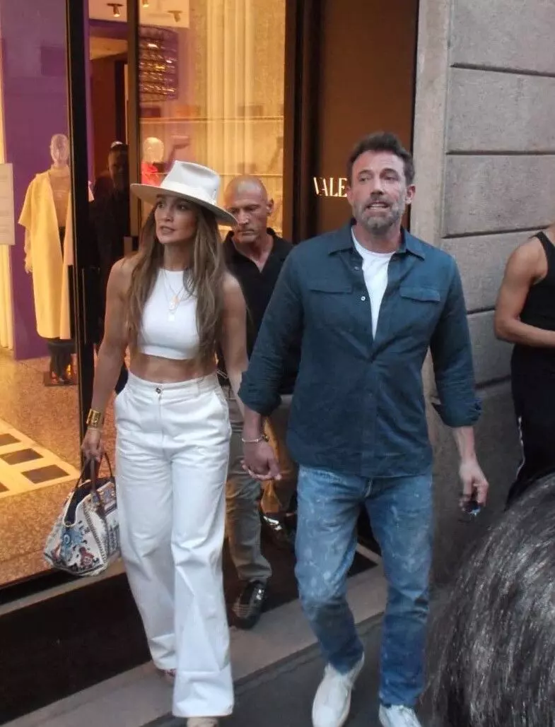 Newlyweds Ben Affleck And Jennifer Lopez Shopping - Milan