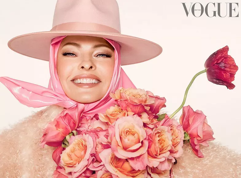 Linda Evangelista, desfigurată în urma unui tratament cosmetic. A folosit bandă adezivă pentru a-și întinde pielea pentru un pictorial