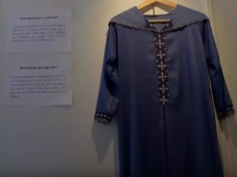 Hainele supraviețuitoarelor violenței sexuale, prezentate într-o expoziție (4)