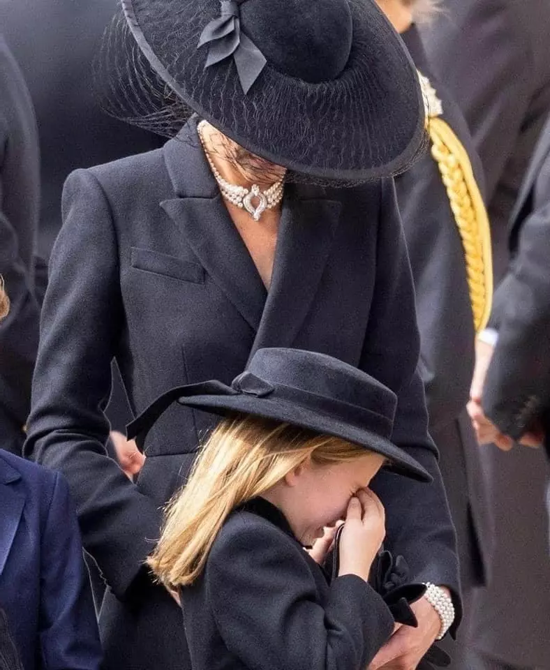 De ce au purtat Kate Middleton și Meghan Markle perle la funeraliile suveranei. Camilla, regina consoartă, a ales diamantele