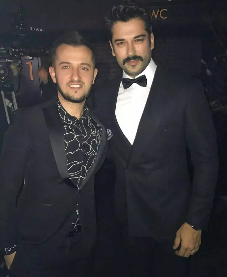 Burak Özçivit, “Bărbatul anului” în Turcia. Cum a aratat actorul la gala unde a fost premiat (4)