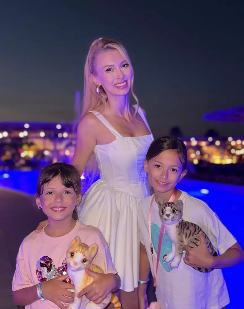 1. Andreea Bălan și fiicele ei