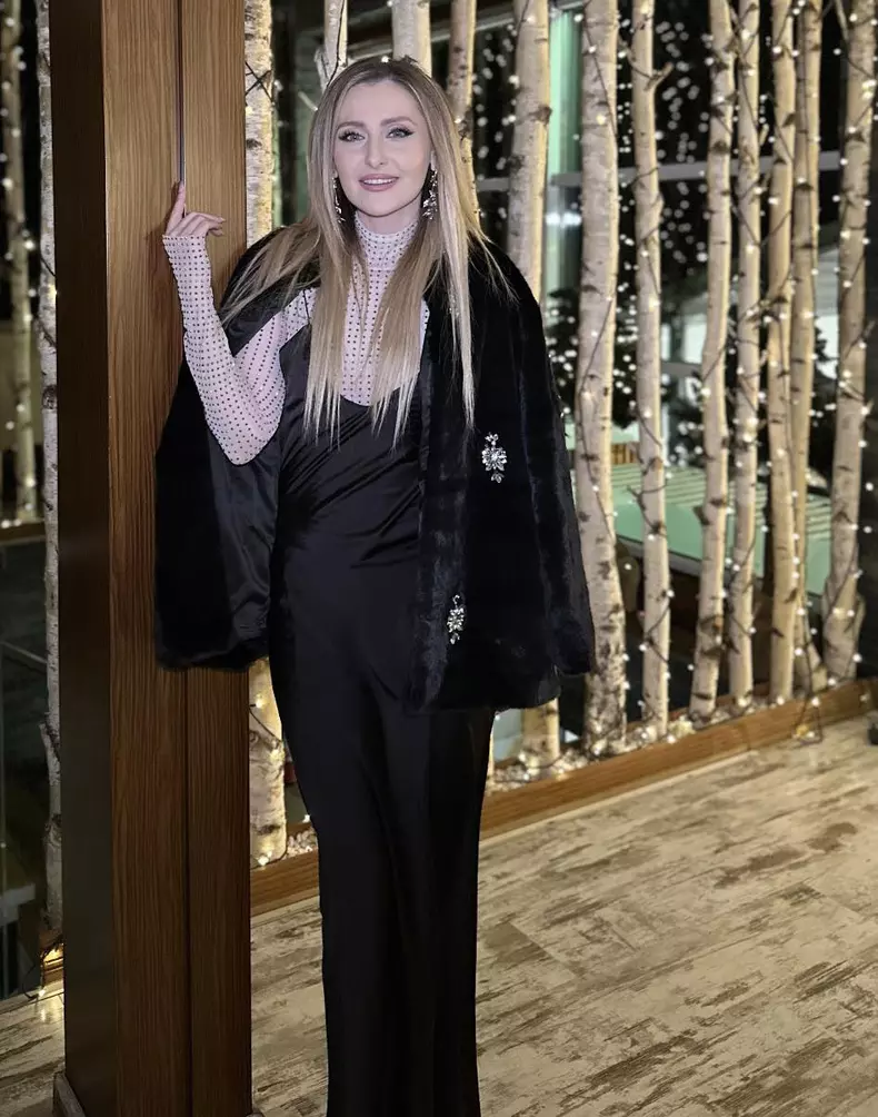 alina sorescu in negru