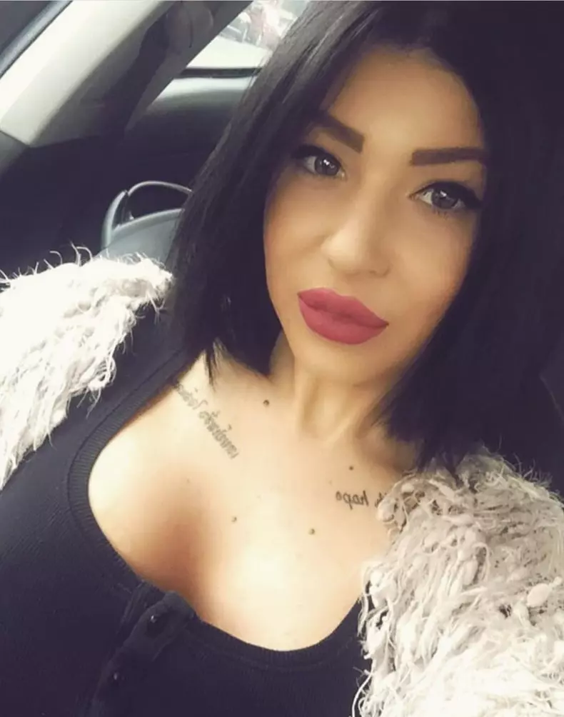 Geanina de la Insula Iubirii s-a făcut brunetă şi are silicoane uriaşe