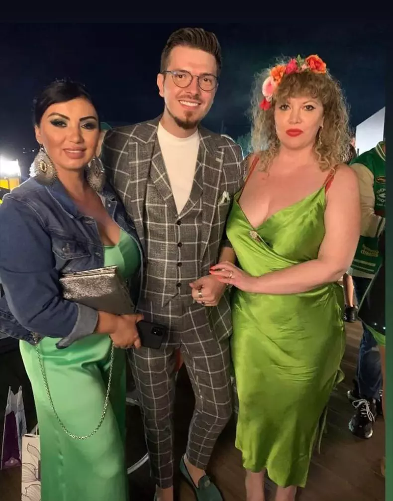 OANA LIS LA PETRECERE